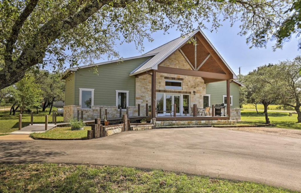 texas wine country-Fredericksburg-Texas-winery-wine tasting-Texas hill country-Carter creek winery-fall fashion